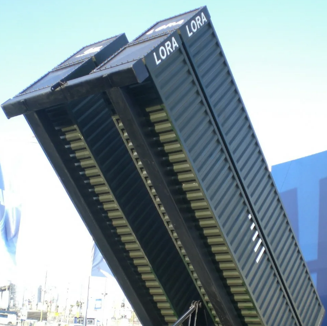 LORA имеет несколько вариантов базирования, в том числе и на обычных сухопутных транспортёрах, и на кораблях. Длина такой ракеты, размещенной с специальном монтирующемся боксе,  около шести метров и она летит со скоростью около 6Мах. Фото IAI