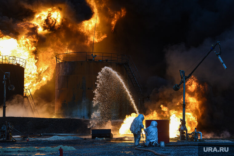    Причиной возгорания в Брянской области резервуара с нефтью мог стать сброшенный боеприпас, пишут «Известия»