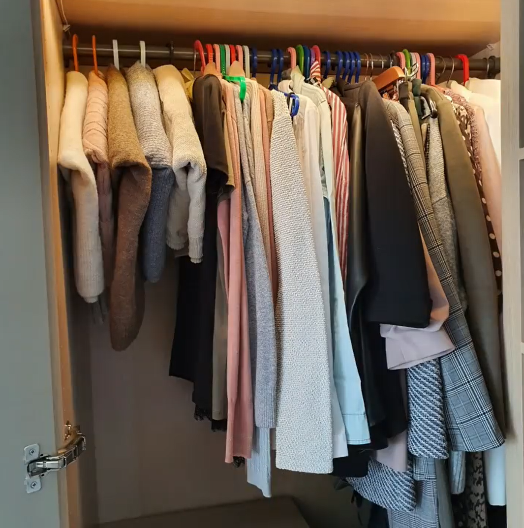 На фото разные вешалки, разноцветные, металлические, деревянные, пластмассовые.