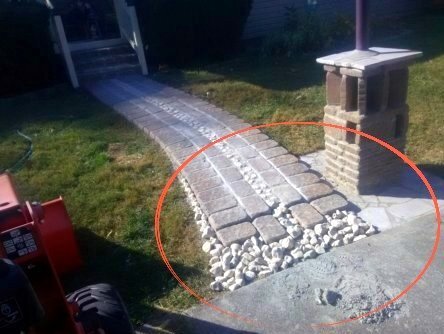 Чтобы получить визуальный эффект предварительной установки, 4 дополнительных брусчатки были уложены "насухо" вместе с речным камнем, собранным в кучу, чтобы получить желаемую общую форму.