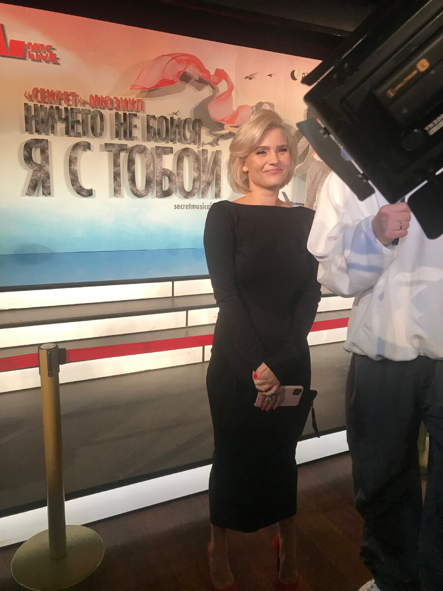 Телеинтервью на фоне баннера
