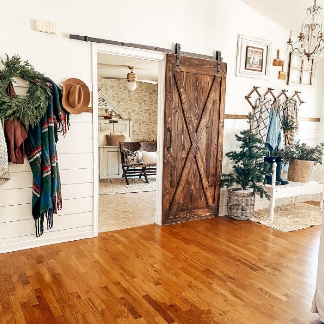 Фермерский дом с белым интерьером и винтажным декором в Северной