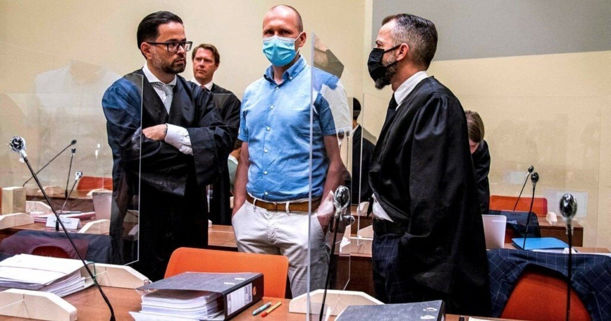 Марк Шмидт (в центре). Фото из открытых источников 