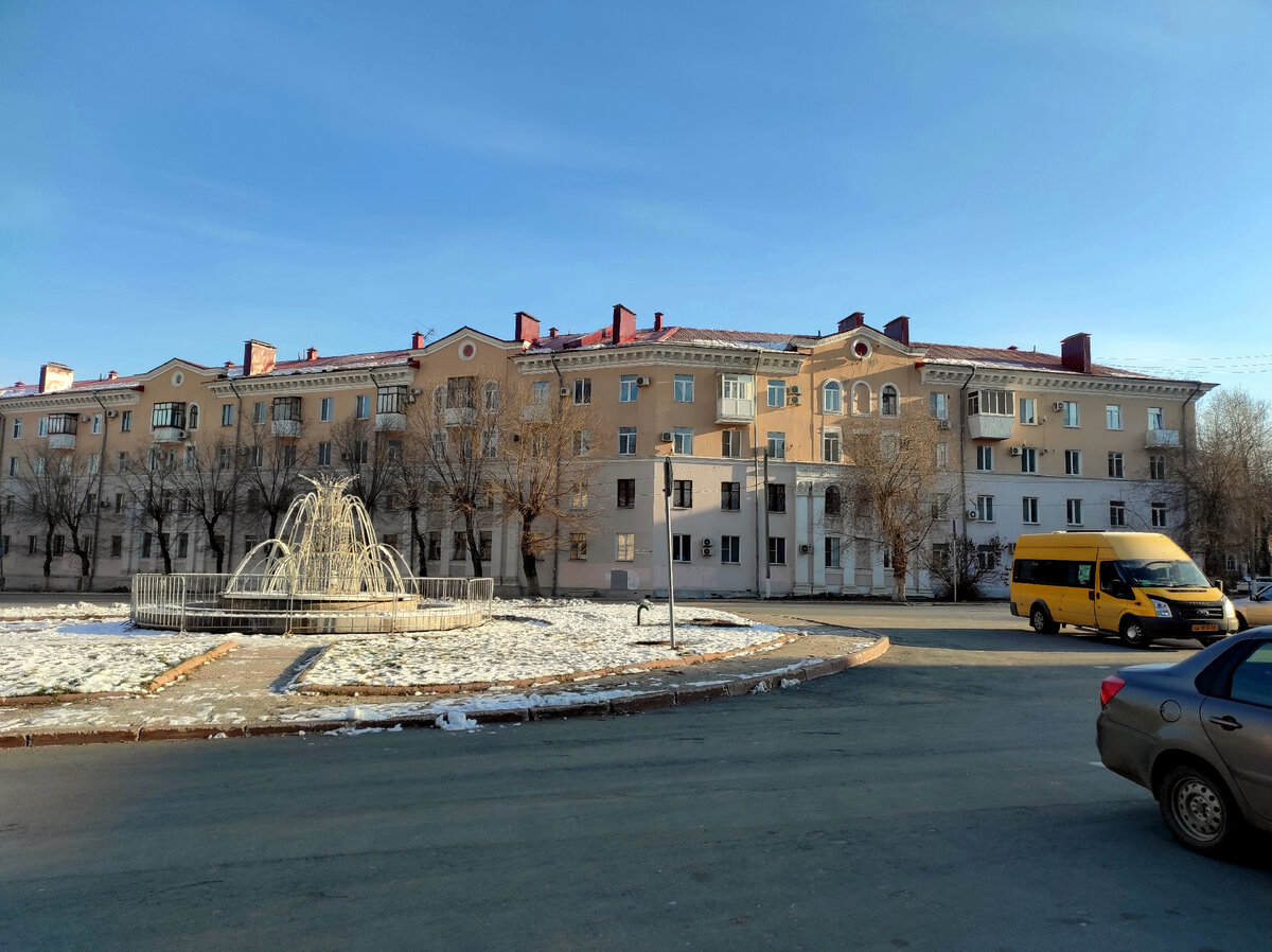 Дом по адресу Коммунистическая 41. Вид со стороный площади.