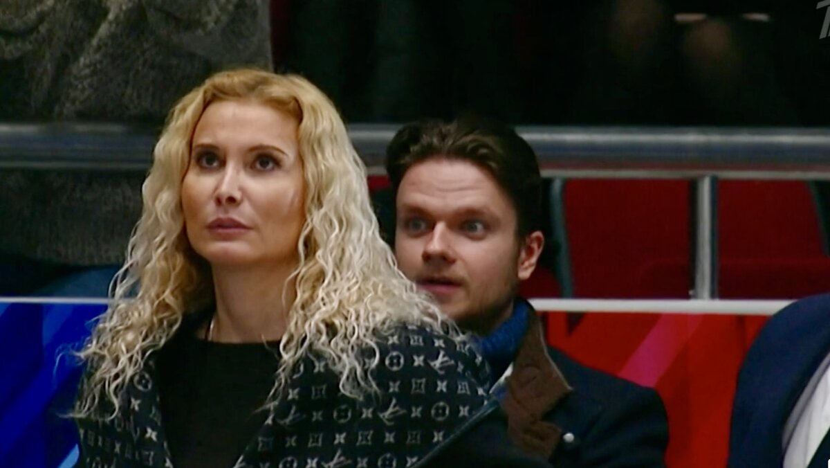 Этери Тутберидзе и удивленный чувак сзади. Кто это, кстати? Раньше там всегда стоял врач сборной России, а тут вот такой товарищ)))