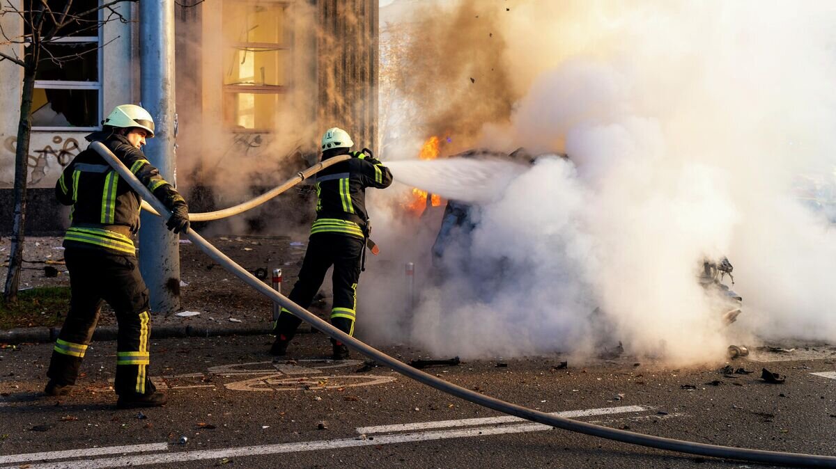    Украинские пожарные на месте взрыва© AP Photo / Roman Hrytsyna