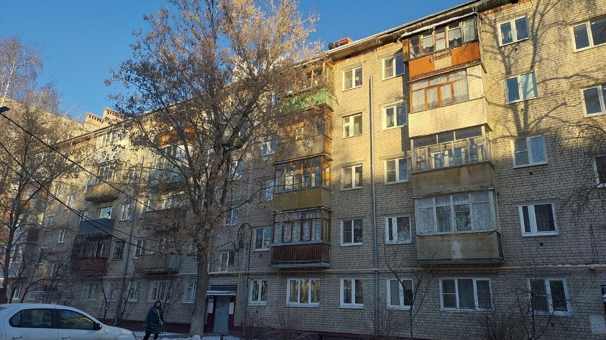     Жители дома №4 по улице Веденяпина в Нижнем Новгороде жалуются на затянувшийся ремонт крыши. Владельцы квартир мерзнут и страдают от повышенной влажности. Об этом они рассказали NewsNN.