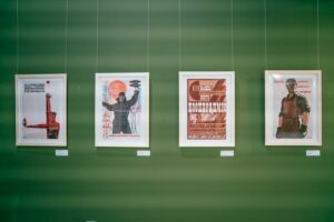  📷    В Оренбурге развернута выставка советских плакатов в мегамолле «Армада» Белов Михаил Александрович