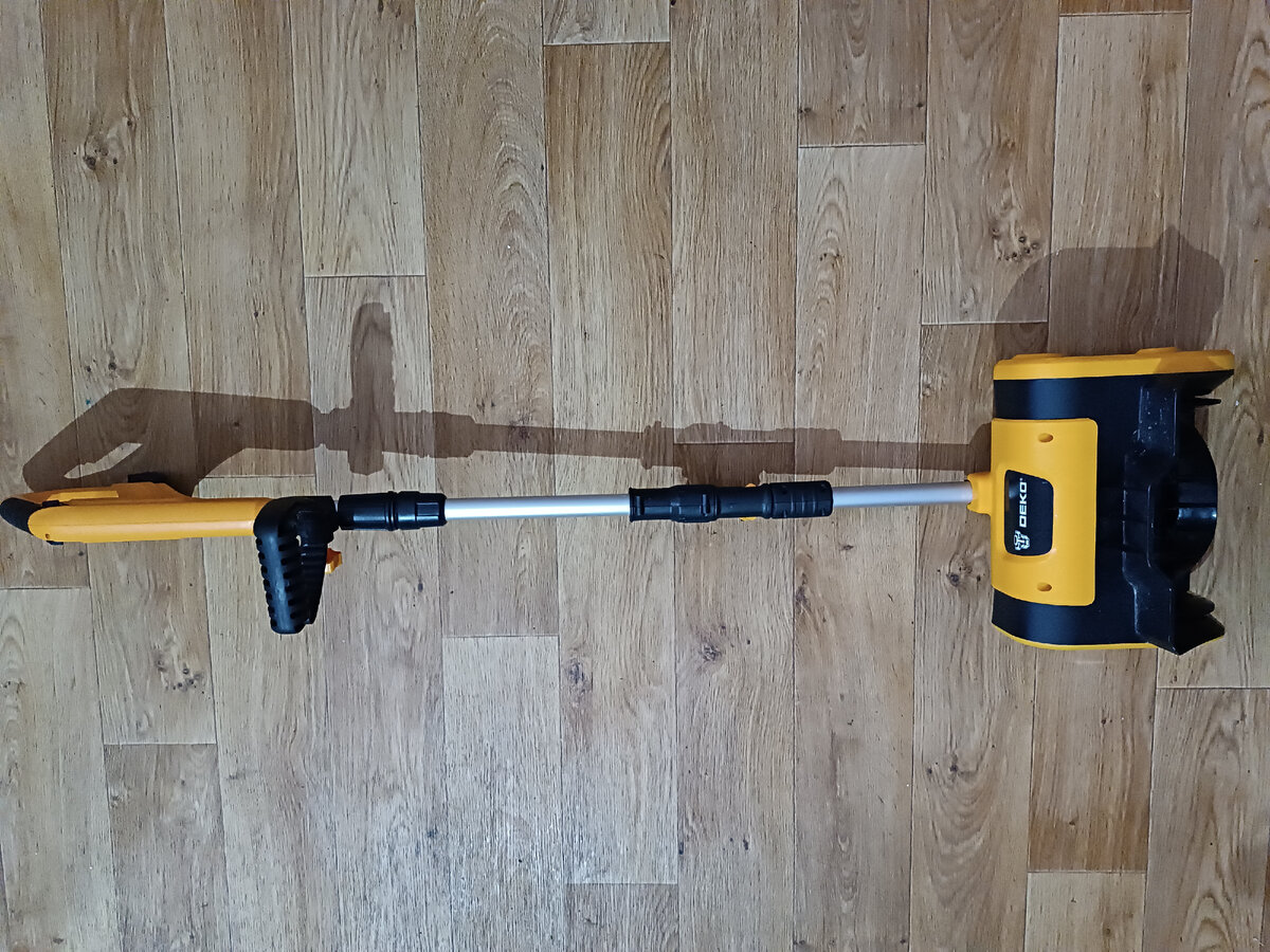 Аккумуляторная лопата. Телескопическую ручку удобно регулировать под свой рост