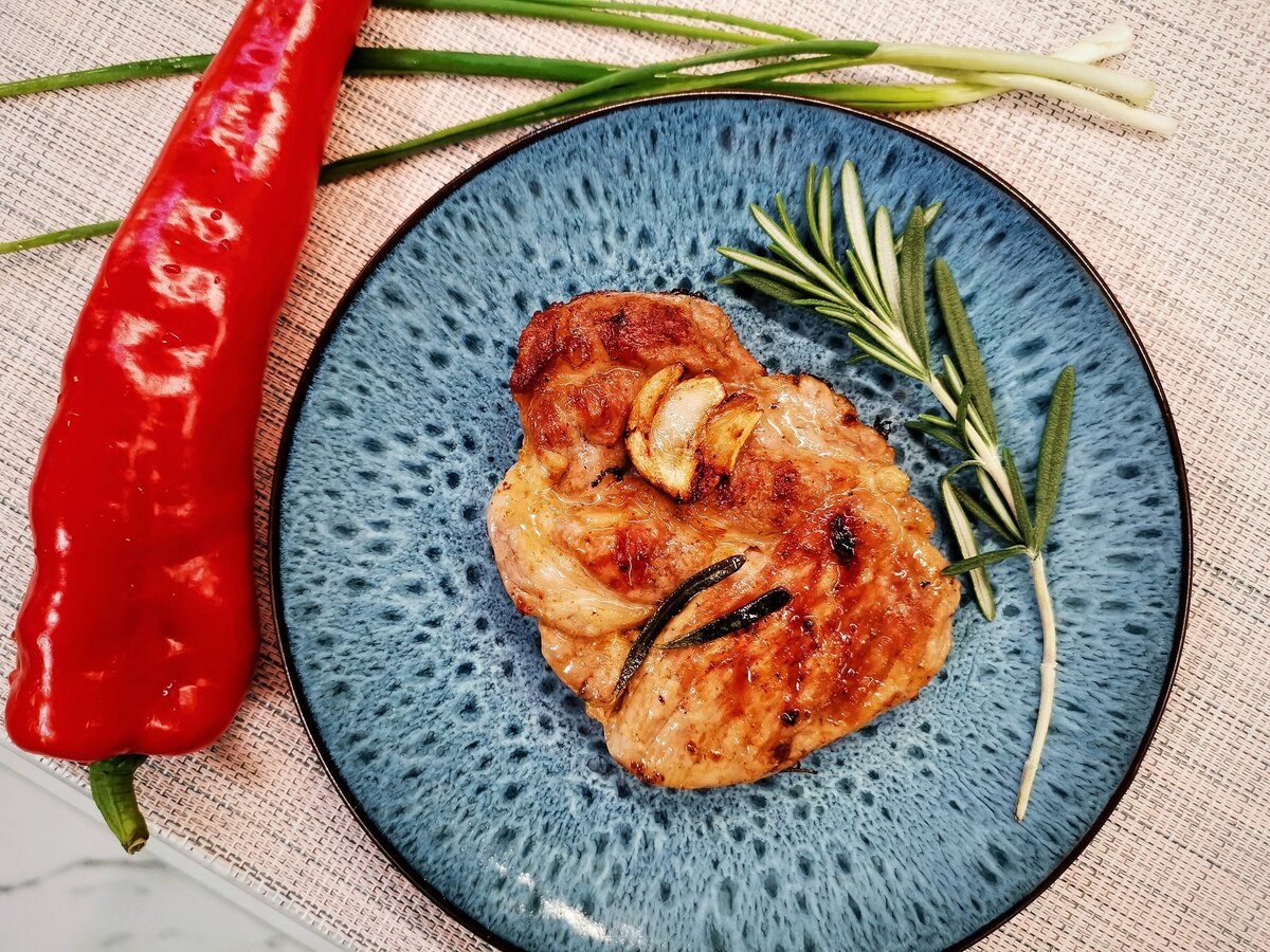    Стейк из свиной шеи на сковороде гриль