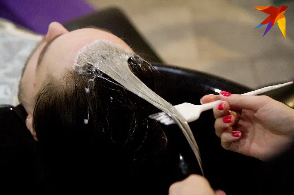     Парикмахерам, которые работают на себя, надо платить налог на профдоход. Фото: архив "КП".