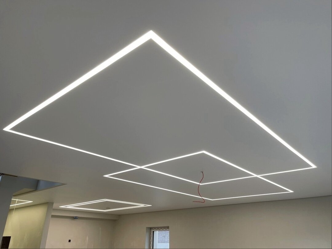 Вариант натяжного потолка со световыми линиями (листайте карусель)