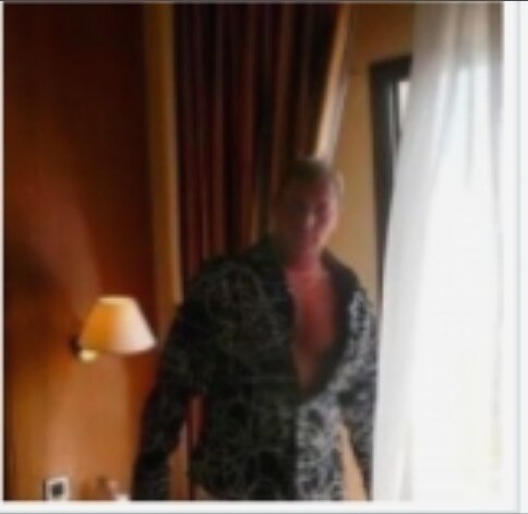 Полумрак, приватный антураж, расстегнутая рубашка - для резюме или нет? Источник: HH.ru 