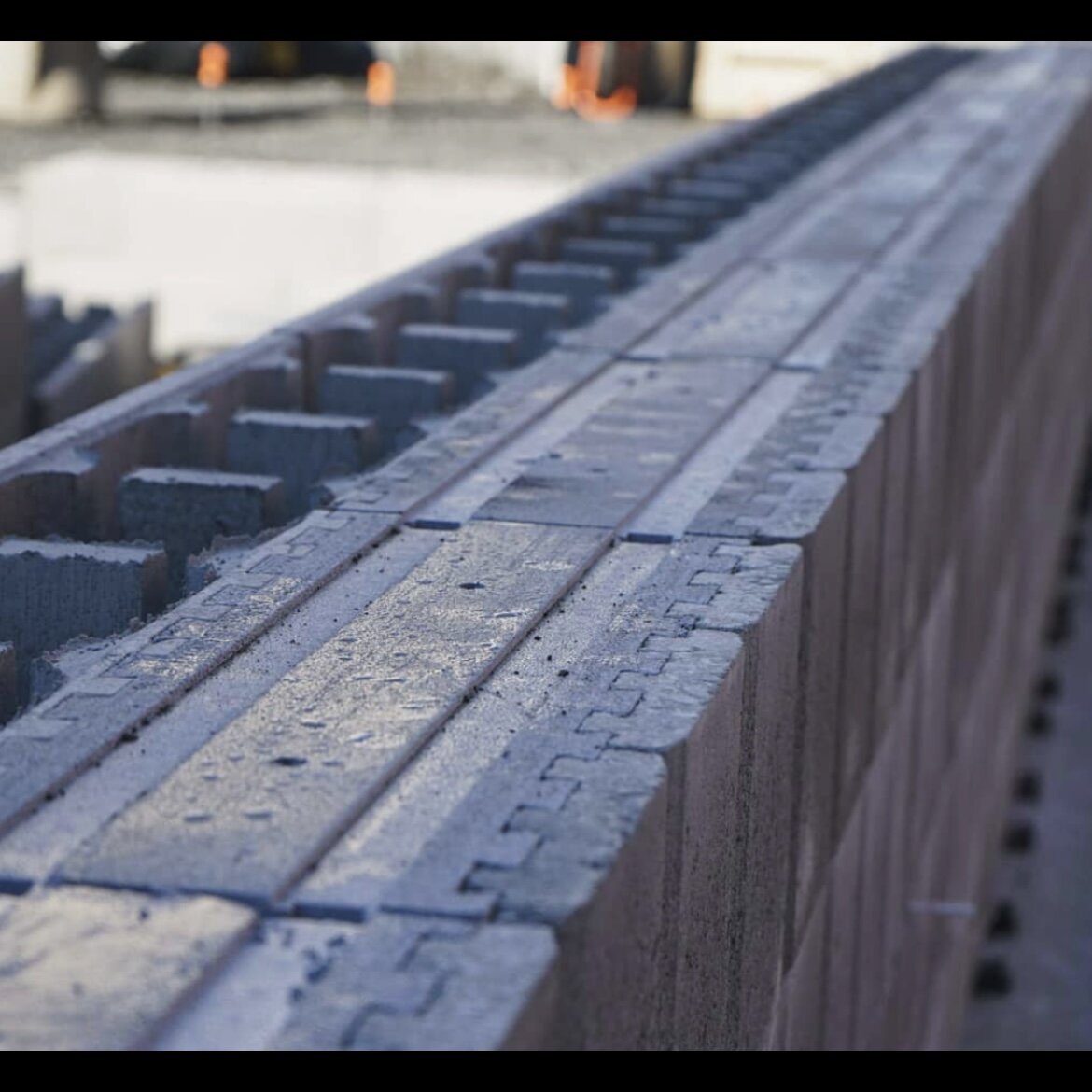 Настоящая современная несъёмная опалубка, которая используется для строительства фундамента и стен. Внешний слой выполнен из твёрдого полистерола, который является утеплителем, внутренний слой из смеси песка и цемента.  При укладке все армируется и пустоты заливаются жидким раствором. В итоге выходит тёплый монолит.