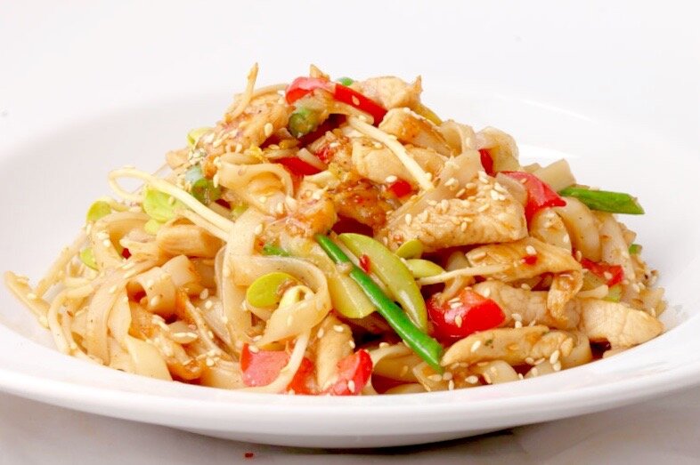 Лапша с курицей и овощами.