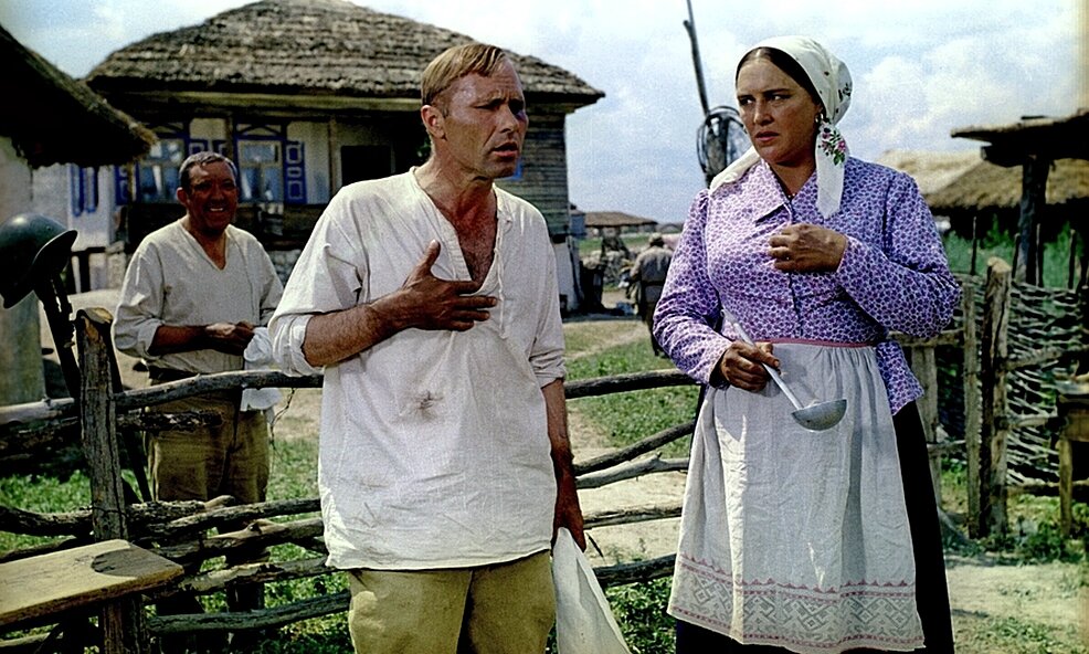 Героиня Мордюковой предпочитала вот такой простенький передничек... Фото с сайта https://vk.com