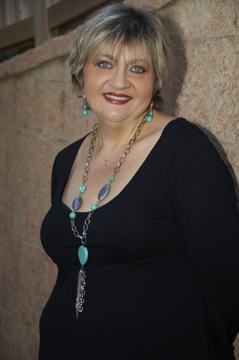 Женщина с красивым длинным кулоном