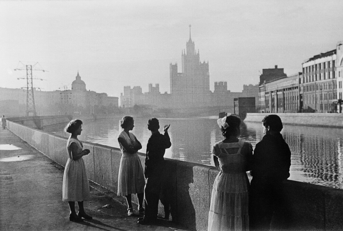 В начале 1940 х. Москва 21 июня 1941. Выпускной 21 июня 1941 Москва. Выпускники 1941 года встречают рассвет. Москва накануне войны 1941.
