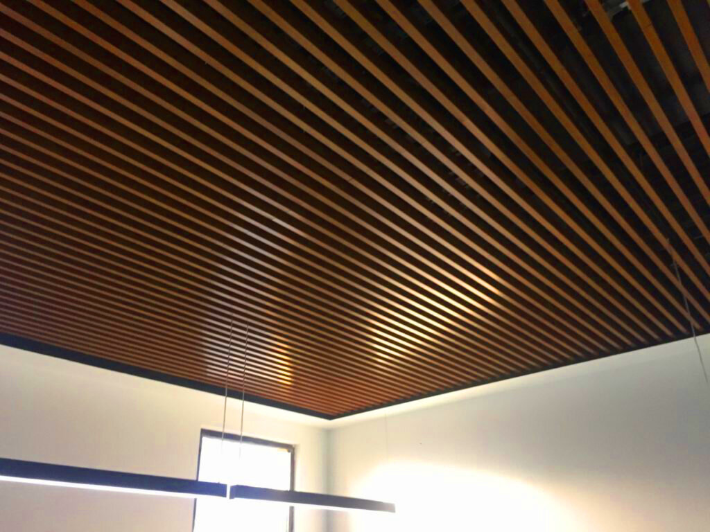 Подвесной реечный потолок 45х40х45 цвет Дуб Медовый 