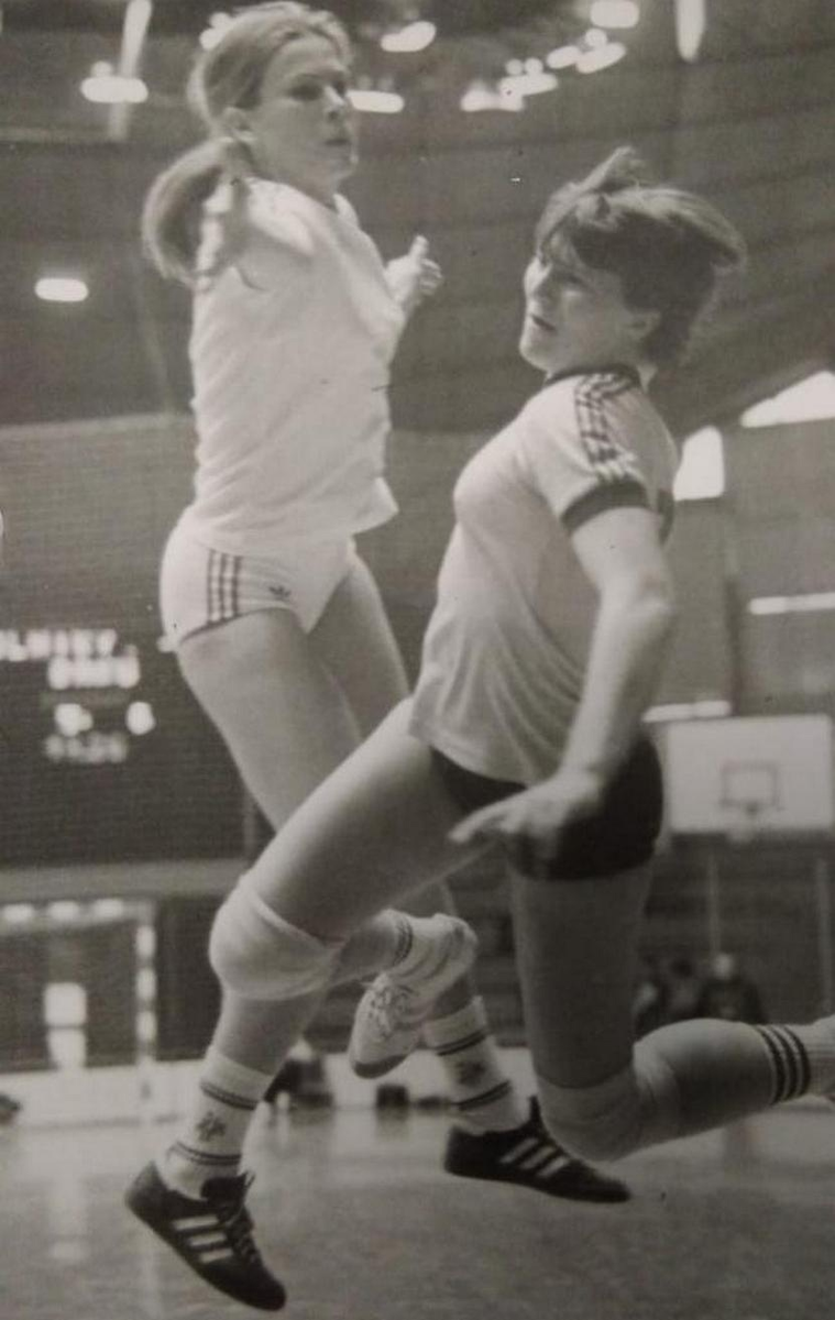 Лариса Беркова (слева) в обороне 