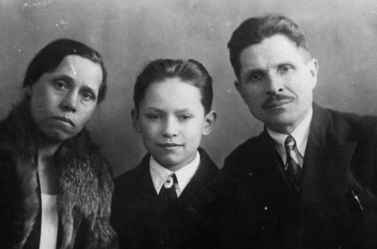 Юра Трутнев с папой и мамой, 1937 год