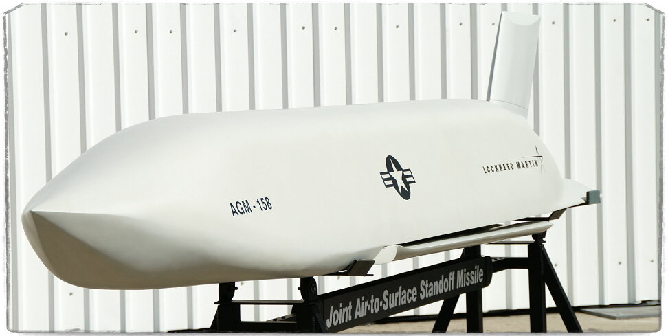 Источник: www.aviationnews.eu. На фото AGM-158 JASSM - одна из самых сложных и массовых целей для наших ЗРК в случае массированного налёта. Выполнена по технологии "Стелс" и лучше всего будет перехватываться ЗУР с ИГСН. 