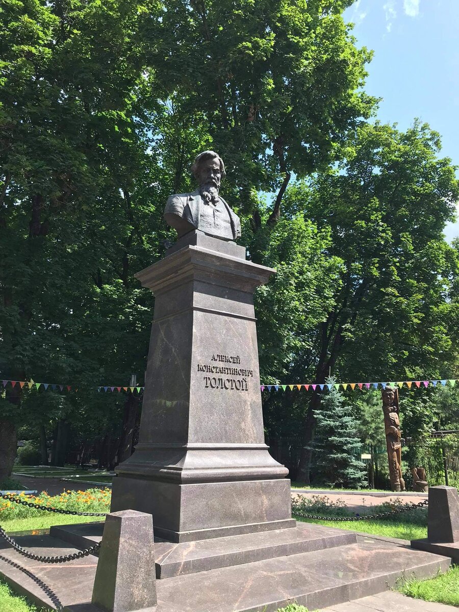 Памятный бюст писателю А.К. Толстому
