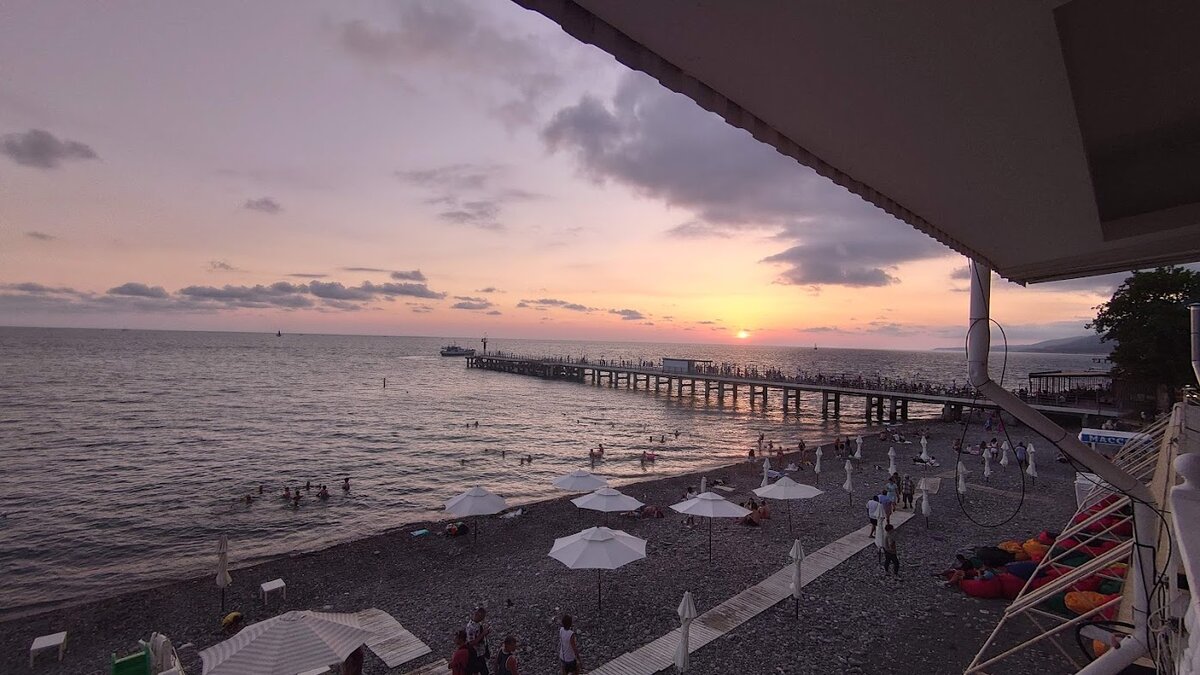 Вечерний пляж в пос. Лазаревское Сочи. Июль 2021