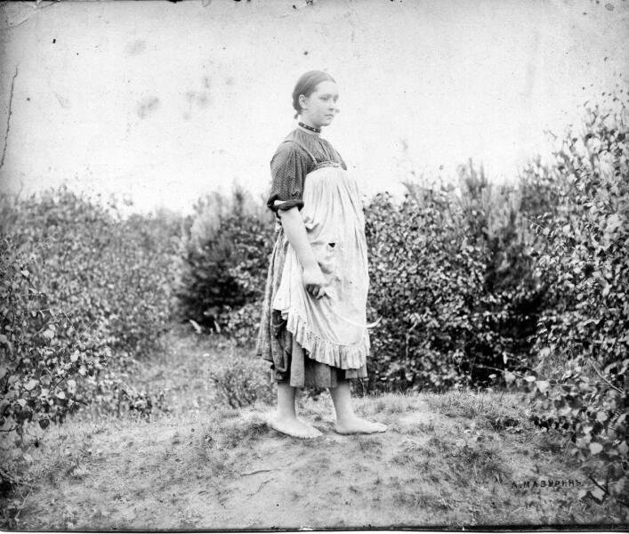 "Крестьянка с серпом" (фотограф Алексей Сергеевич Мазурин, снято в 1910-1915-е, источник: портал russianphoto).