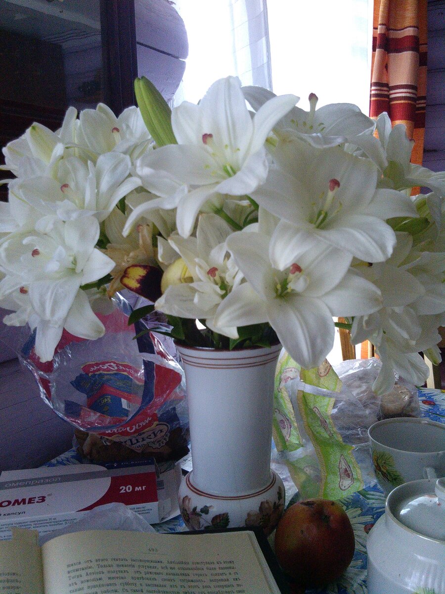 Лилии в дачном натюрморте. Фото из личного архива