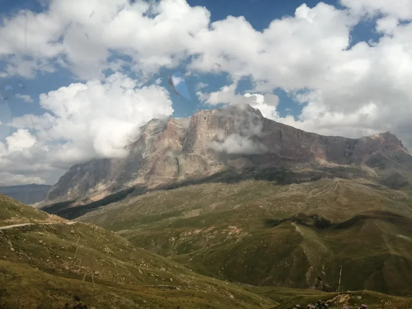 Село со всех сторон окружено скалистыми горами.