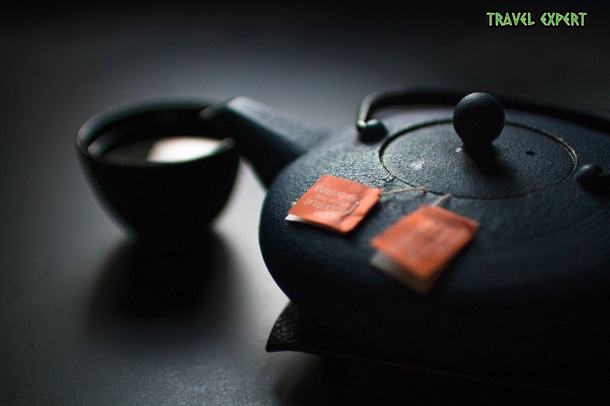 Обычный чайник с ароматным японским чаем