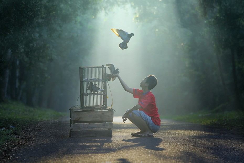 Девушка и парень боль. Отпусти мальчика. Отпусти мальчика. Девушка отпускает. Отпусти мальчика.