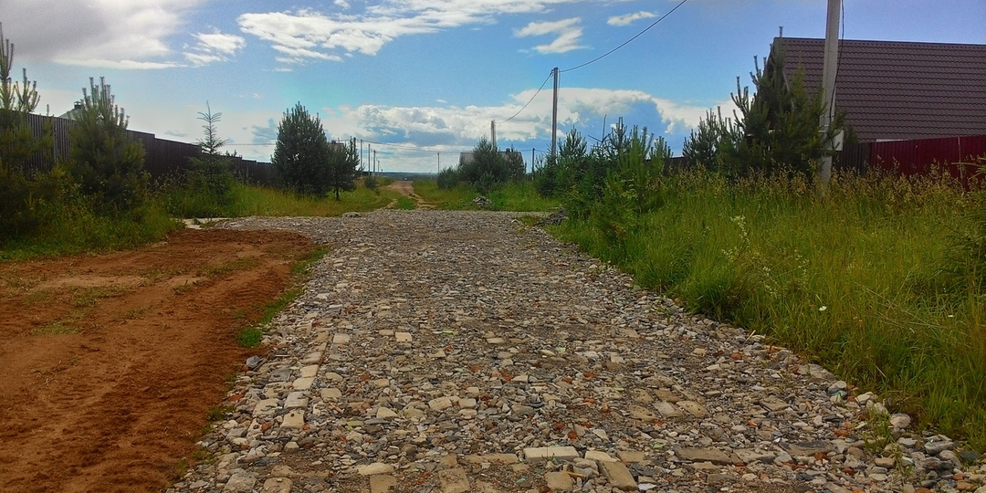 Дорога из белого кирпича.