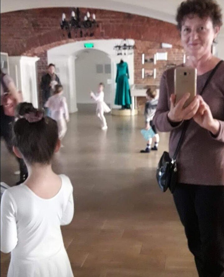 Маленькие балеринки готовятся к уроку.