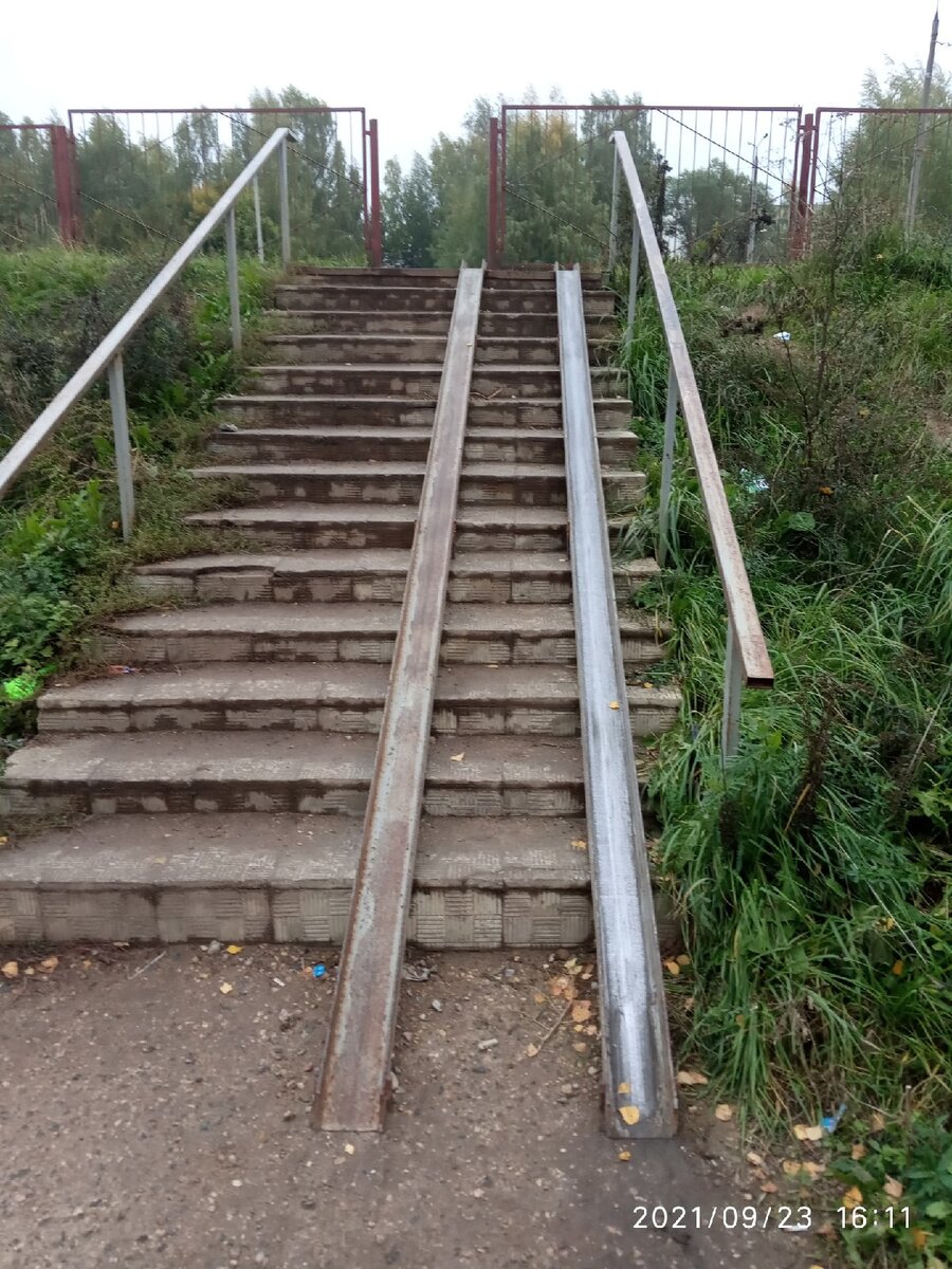 Представители городской администрации объяснили, что при установке пандуса ориентировались на среднюю ширину инвалидных и детских колясок.