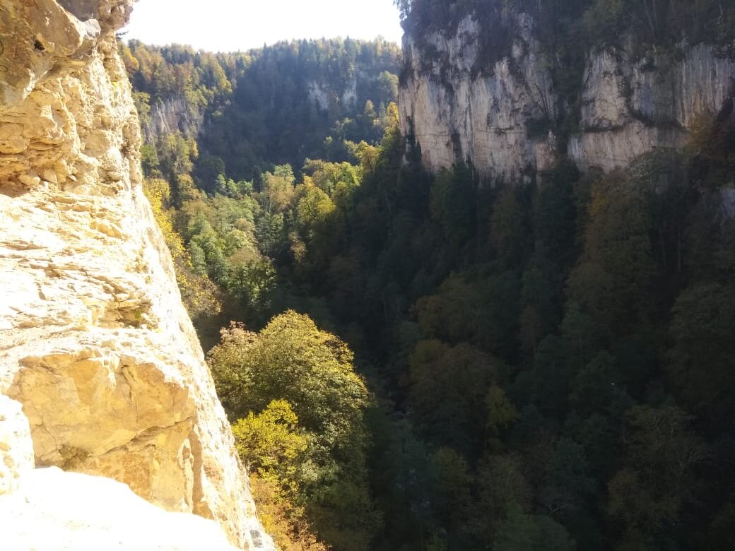 Потрясающе красивый вид, только высоко и страшно))) Фото автора