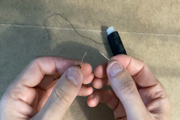 Вдеваю нитку в иголку при помощи провода.
