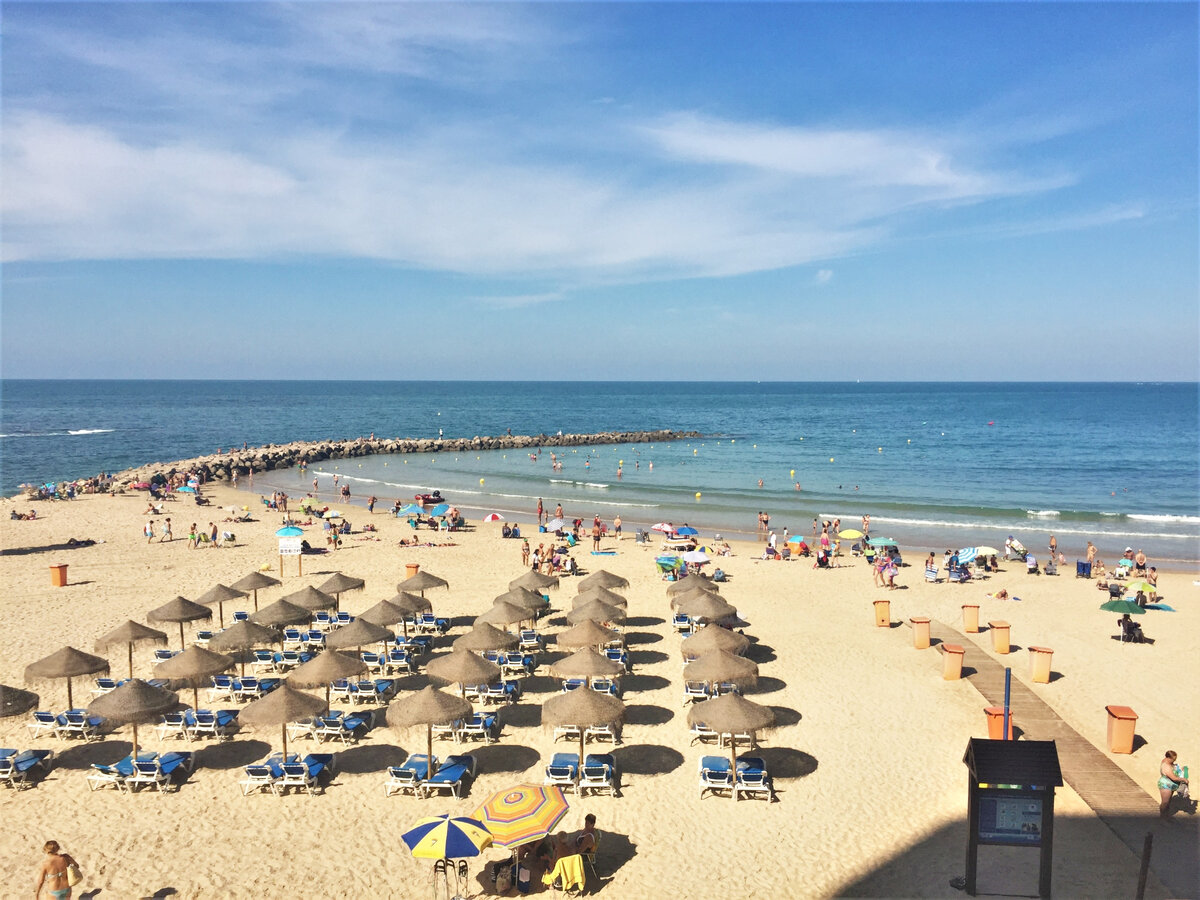 В городе много пляжей