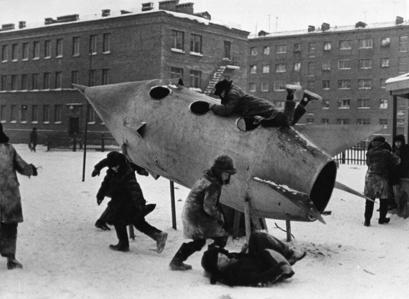 Дети на детской площадке, 1965 год. Автор фото - В. Тарасевич. Источник фото: russiainphoto.ru 