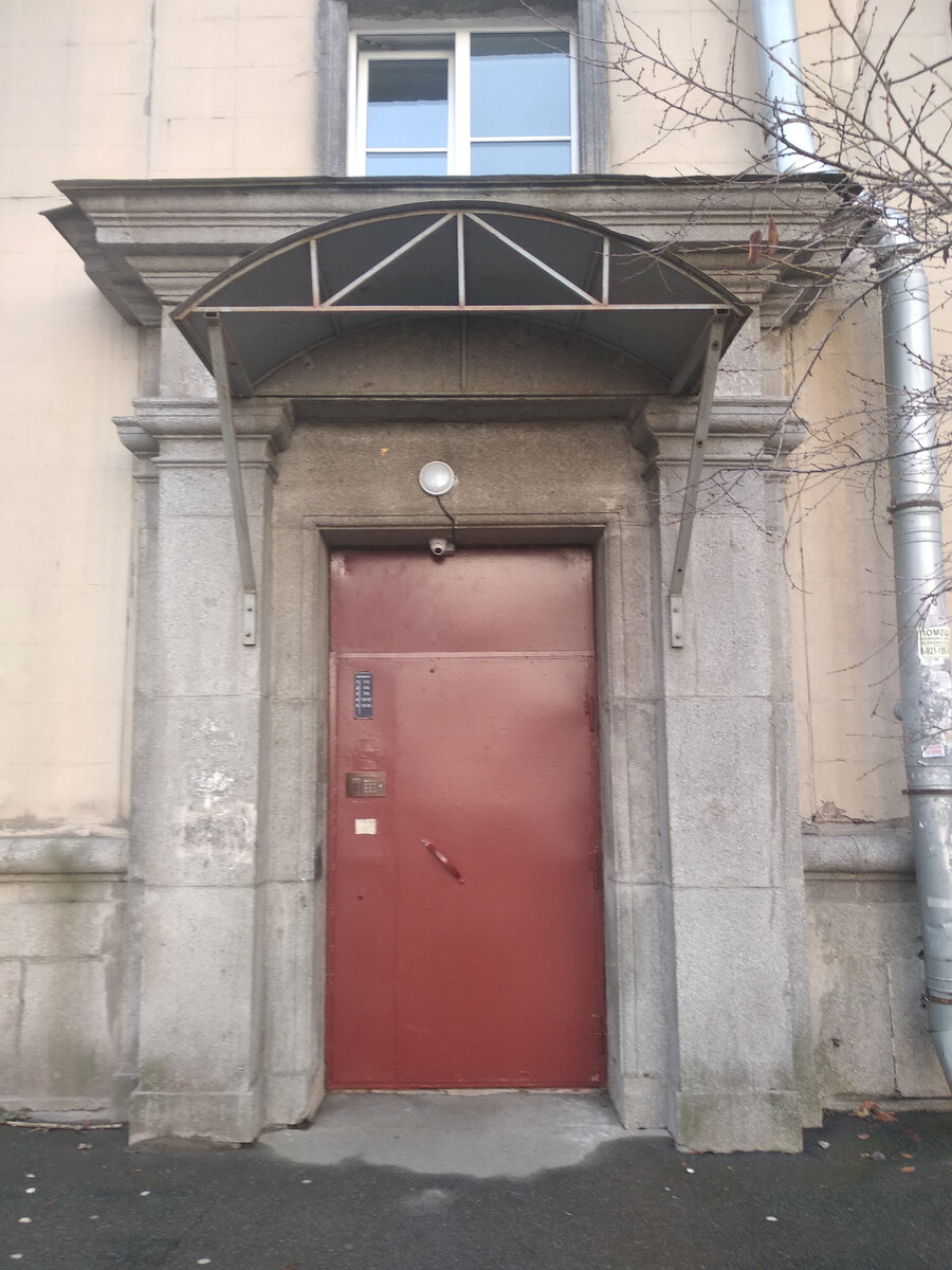 Вход в парадную на Полярников 10