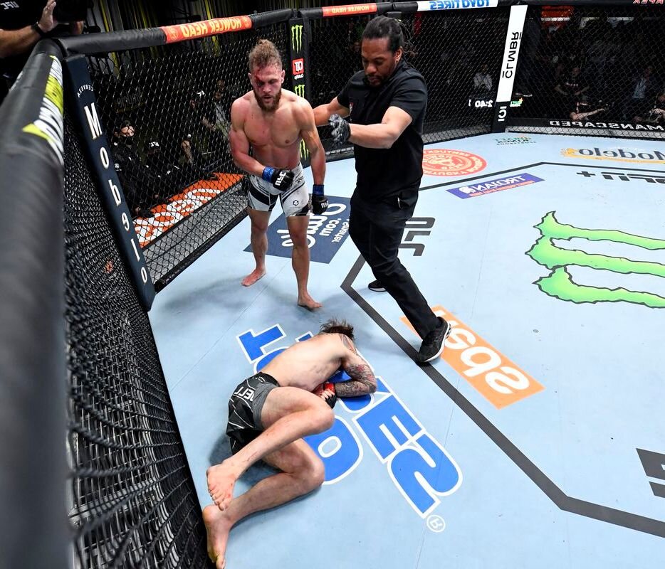 Рафаэль Физиев отправляет в нокаут Брэда Ридделла