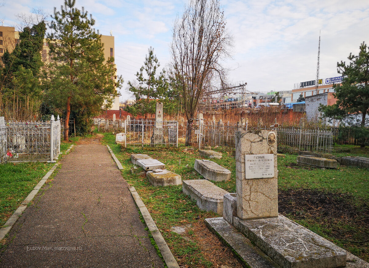 Еще фото могил, частично кто-то за ними ухаживает