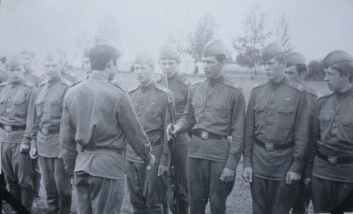 Мне передают карабин для принятия присяги.