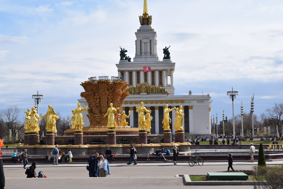 Фонтан «Народ Единства», расположен в центре