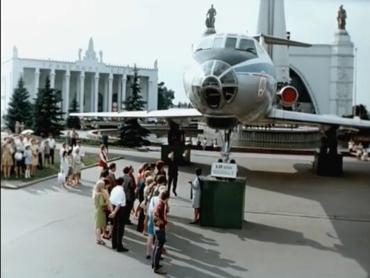 ВДНХ. У павильона "Космос". Кадр из фильма "Большая перемена", реж. В.Коренев