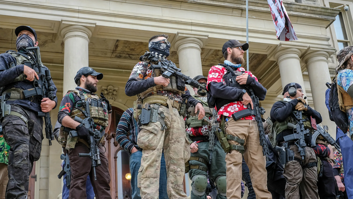 Ополченцы Boogaloo Boi. Фото https://www.lansingstatejournal.com/story/news/2020/10/17/boogaloo-bois-rally-michigan-capitol-lansing-michigan/3695568001/