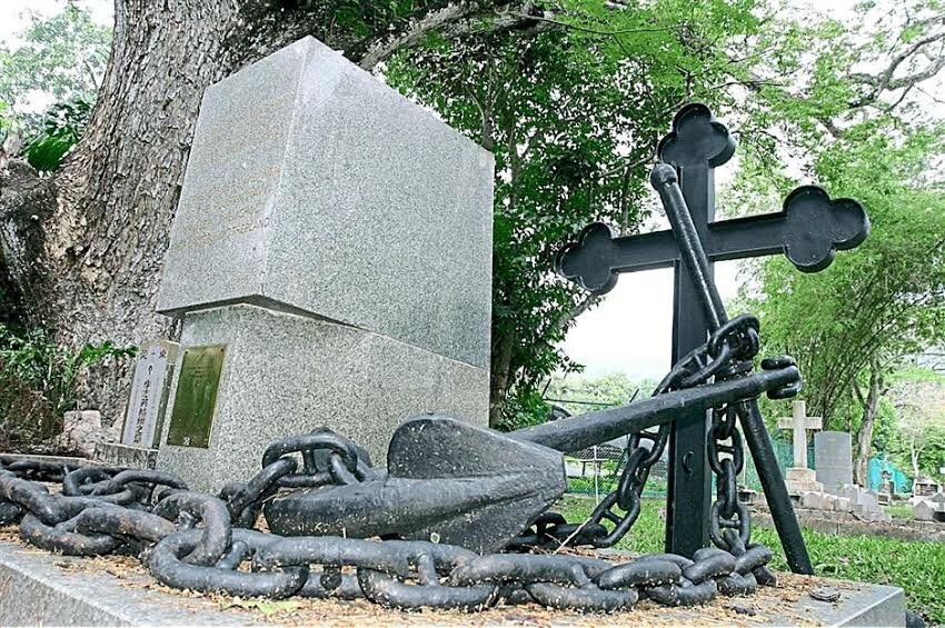 Северодвинск городское кладбище. Памятник моряку на могилу. Кладбище моряков. Надгробие на могилу моряку. Могилы морякам.