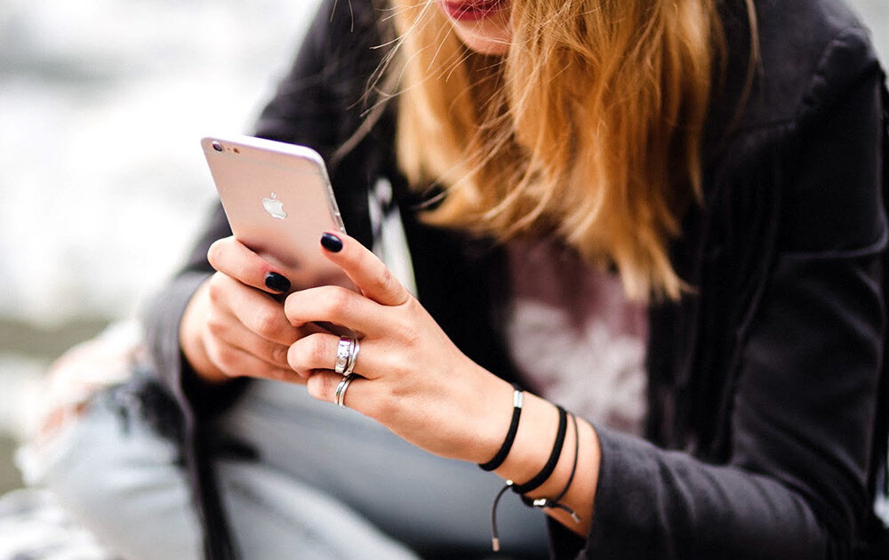 Девушка в телефоне