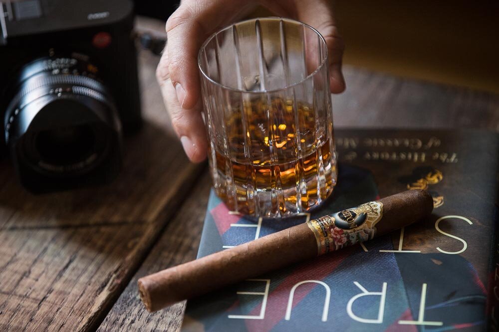 Даже некурящие как я получают удовольствие вдыхая запах незажжёной сигары перед глоточком бурбона...